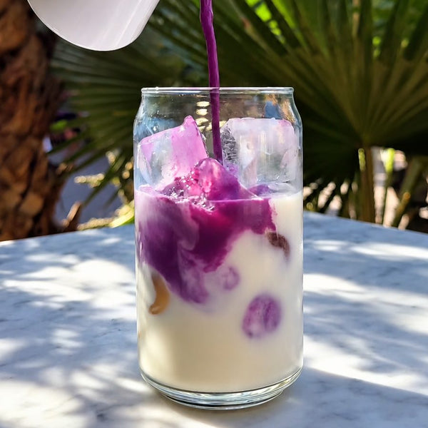 Iced latte à l’ube avec glaçons
