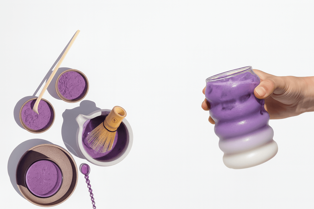 Ube latte met ube poeder in een kom en een glas