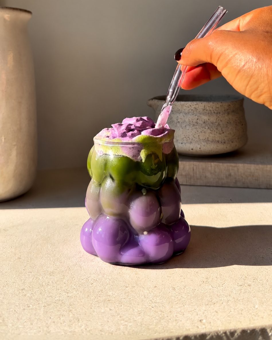 Paarse ube naast groene matcha in een glas