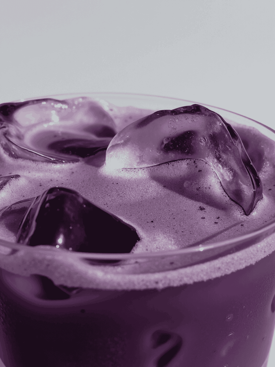 Iced latte à l’ube avec glaçons et tourbillon violet