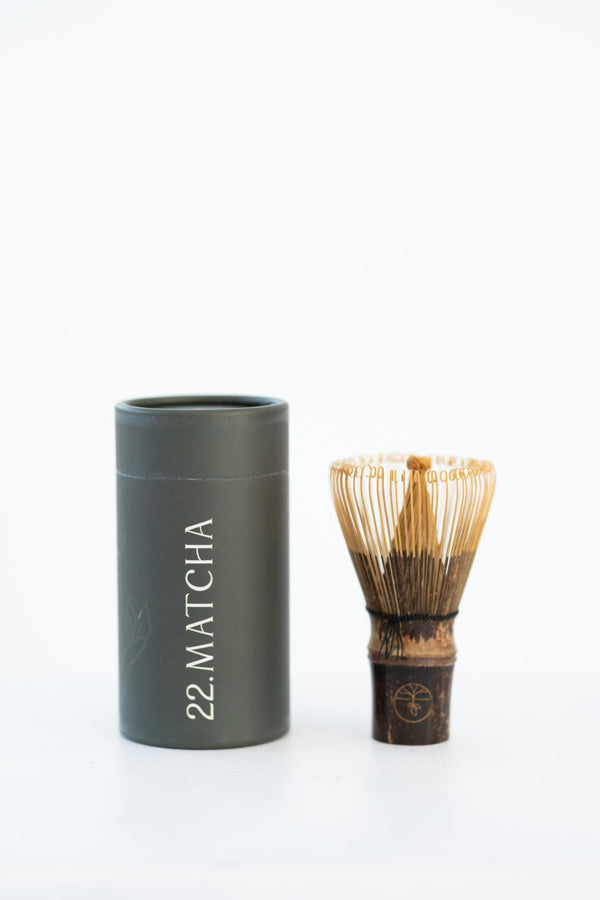 een klopper voor matcha met doos