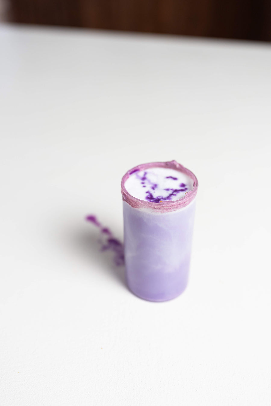 Boisson en couches avec ube violette et glaçons dans un verre