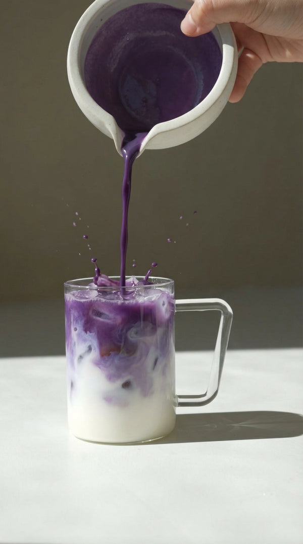 Ube uitgeschonken in een latte glas