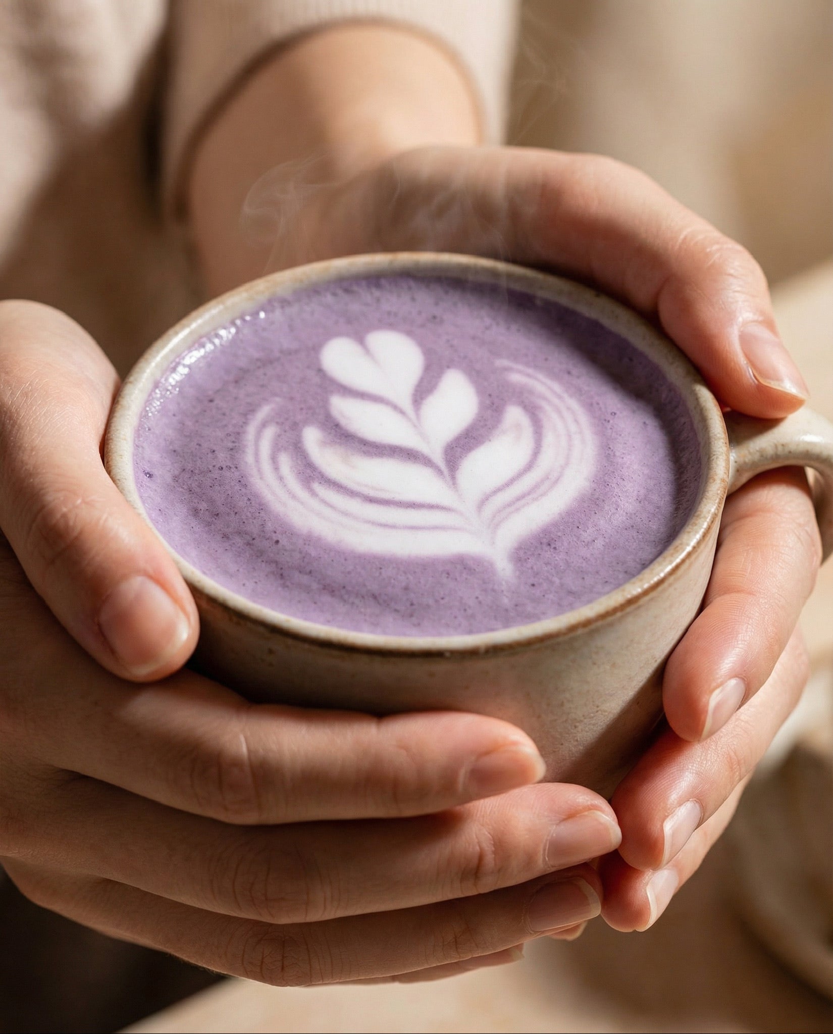 Warm glas ube in handen