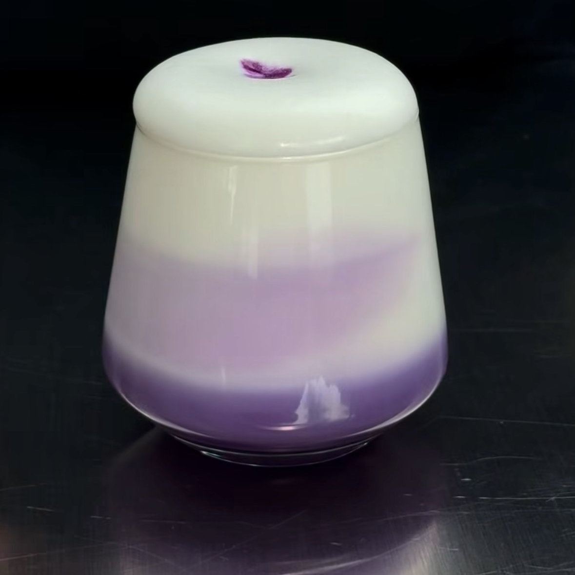 Glas met ube cold foam: paarse ube onderin en luchtig wit schuim bovenop