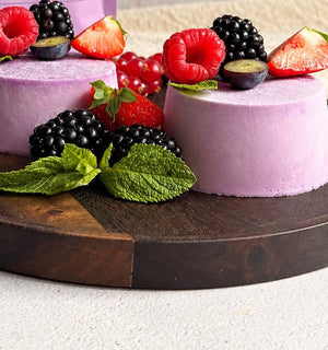 Ube panna cotta met UBE.25 ube poeder, paars dessert met rood fruit en munt